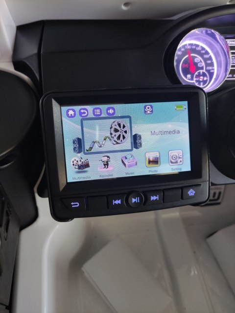 Auto Mercedes G63 6x6 MP4 dla dzieci Czerwony + 2 Pedały gazu + Regulacja siedzenia + MP4 + LED + Bagażnik + Kufer dla rodzica