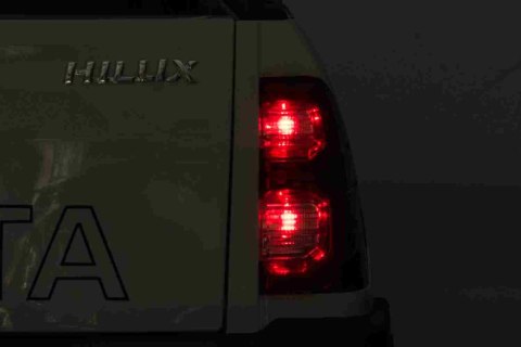 Toyota Hilux na akumulator dla dzieci Biały Pickup + Napęd 4x4 + Pilot + 2 bagażniki