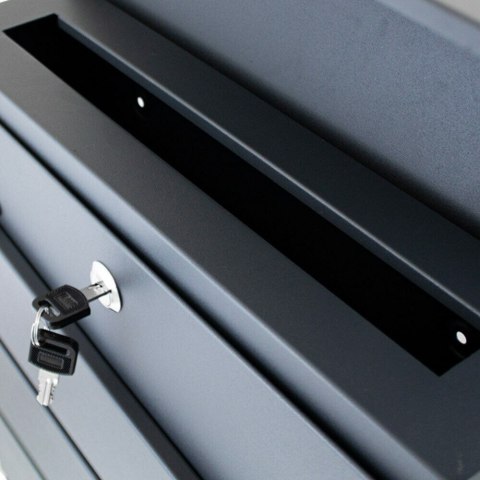 Skrzynka nowoczesna pocztowa na stojaku z gazetnikiem na prase grafit