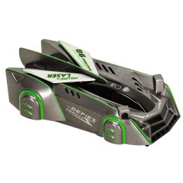 Samochód zdalnie sterowany na pilot laser jeździ po ścianie suficie szary