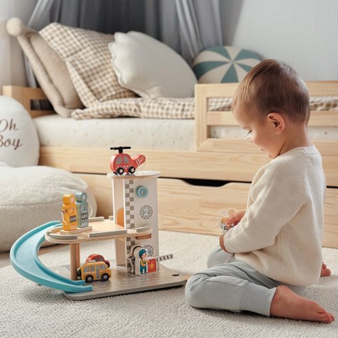 WOOPIE GREEN Drewniany Parking Piętrowy 2w1 Stacja Benzynowa z Autkami i Figurkami 12 el. FSC