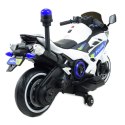 Motor policyjny z świecącym kogutem i syreną/A706-2