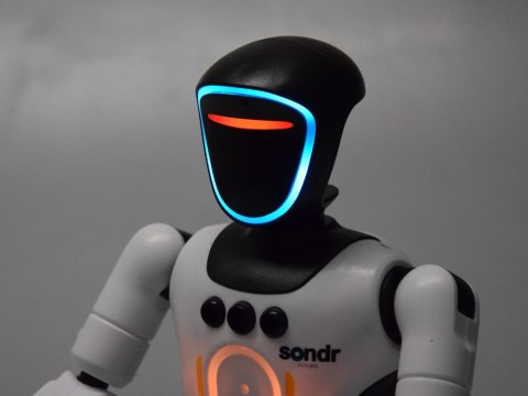 Robot zdalnie sterowany pilotem i gestami - tańczy, śpiewa, mówi RC0808