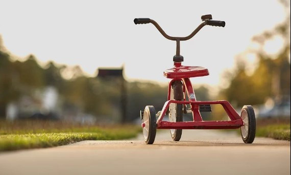 Rowerek trójkołowy dla rocznego dziecka – co powinien mieć?